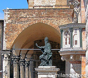 Kathedrale San Lorenzo mit Kanzel, von der herab San Bernardino predigte und Statue von Papst Julius III